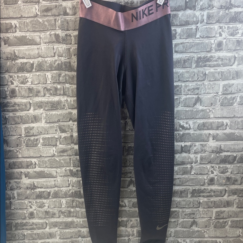 Nike Pro leggings
Gray Leggings with Pink Waistband